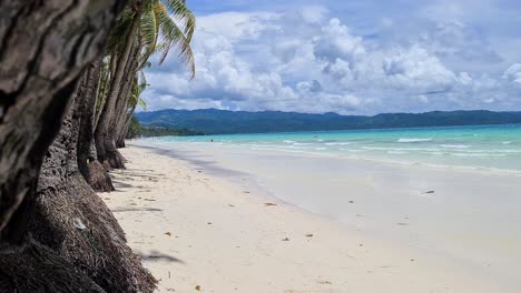 Tropische-Insel-Boracay-Und-Weißer-Strand,-Philippinen,-Aufschlussreiche-Aufnahme-Hinter-Palmen