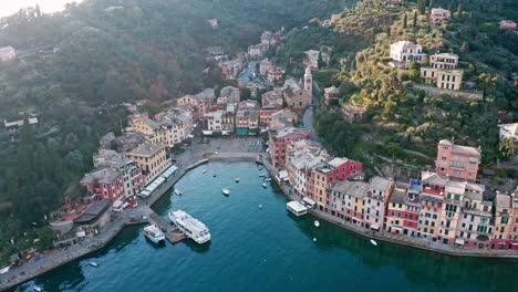 Pastellfarbene-Häuser-Umgeben-Den-Kleinen-Hafen-An-Der-Ligurischen-Küste,-Portofino