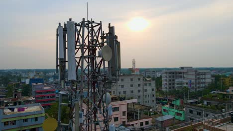 Torre-De-Celosía-De-Red-Celular-En-La-Ciudad-De-Dhaka,-Bangladesh