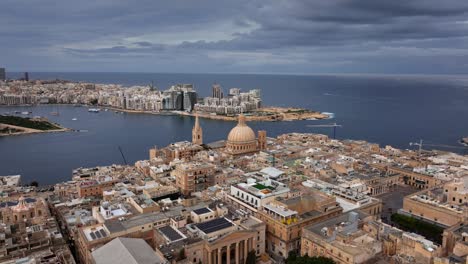 Luftaufnahme-Der-Stadt-Valletta-Und-Sliema-An-Einem-Bewölkten-Tag