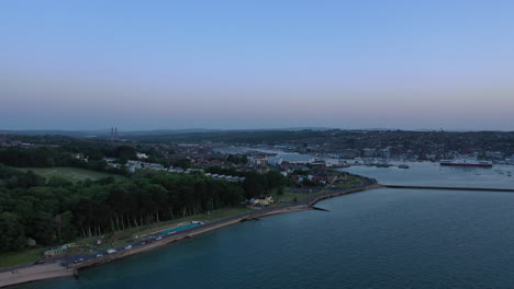 Toma-Aérea-De-Una-Ciudad-Costera-En-La-Isla-De-Wight,-En-Un-Claro-Y-Tranquilo-Día-De-Primavera.