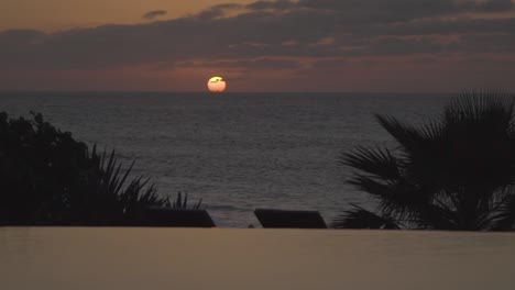 Hotel-Junto-Al-Mar-Y-Piscina-Infinita-Timelapse-Al-Atardecer-En-México