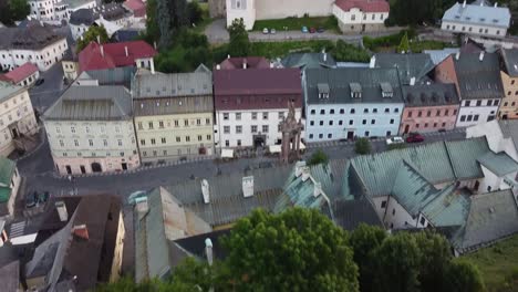 Eröffnungsdrohnenaufnahme-Der-Mittelalterlichen-Stadt-Banska-Stiavnica-Ticgt-In-Der-Slowakei-Mit-Kopfsteinpflaster-Kirchenburg