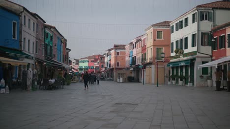 Vibrante-Bullicio-De-La-Plaza-Principal-De-Burano,-Venecia,-Italia
