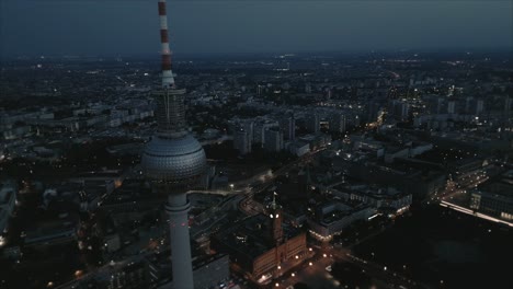 Weite-Luftaufnahme-Des-Berliner-Fernsehturms-Und-Des-Rathauses-In-Der-Abenddämmerung