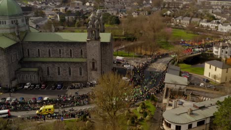 Desfile-Del-Día-De-San-Patricio-Cerca-De-La-Catedral-De-Galway