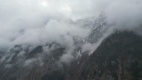 Vuelo-De-Drones-Sobre-El-Cielo-En-Klöntalersee,-Cantón-De-Glaris,-Suiza