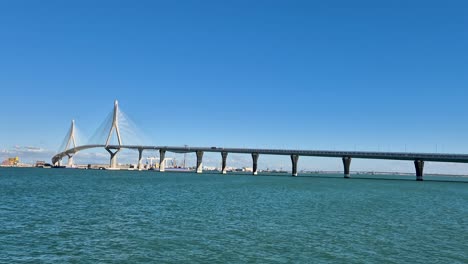 Cadiz-Bay-Bridge-An-Einem-Sonnigen-Tag-Mit-Vorbeifahrenden-Autos,-Spanien