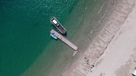 Fischer-Fährt-Mit-Segelboot-An-Der-Japanischen-Küste-Des-Blauen-Meeres-Ab,-Luftaufnahme-Von-Oben-Mit-Einer-Drohne-Im-Sommer-In-Wakayama,-Japan,-Reiseziel,-Zeigt-Aufnahmen-Der-Stadt-Und-Des-Berghintergrunds