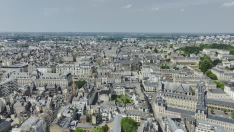 Luftaufnahme-Einer-Weiten-Drohne-Mit-Einer-Push-in-Drohne-über-Dem-Stadtzentrum-Von-Rennes,-Bretagne,-Frankreich