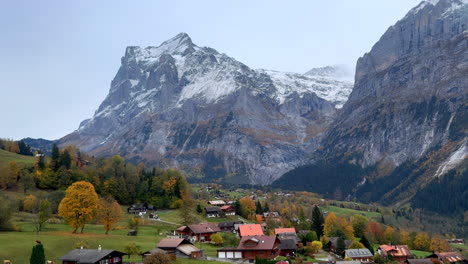 Grindelwald-Gondelfahrt-Schweiz-Schweizer-Alpen-Tal-Dorf-Erholungsort-Ski-Stadt-Schneebedeckt-Jungfrau-Junfrangu-Lauterbrunnen-Berg-Gletscher-Gletschergipfel-Oktober-Bewölkt-Herbst-Abend-Landschaft-Schwenk