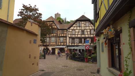 Casas-Con-Entramados-De-Madera-De-La-Aldea-De-Kayserberg-A-Principios-De-Otoño-En-Un-Día-Cálido-Y-Sombrío