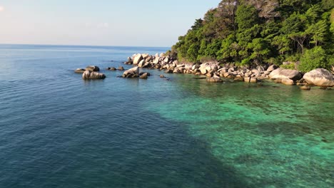 Seychellen-Strand-Palmen-Glatte-Felsen