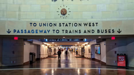 Menschen-Gehen-In-Die-Union-Station-In-Los-Angeles,-USA,-Durchgang-Zu-Zügen-Und-Bussen,-Breite-Halle,-Amerikanisches-Transport-Wahrzeichen