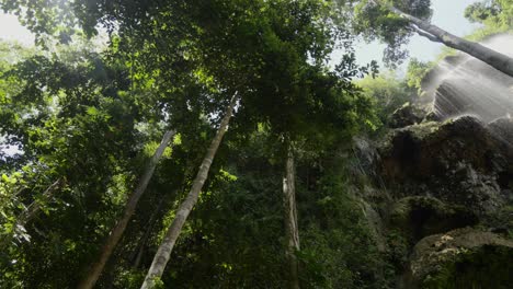 Vista-De-ángulo-Bajo-De-La-Cascada-Tumalog-Con-Dosel-De-árboles-En-Filipinas