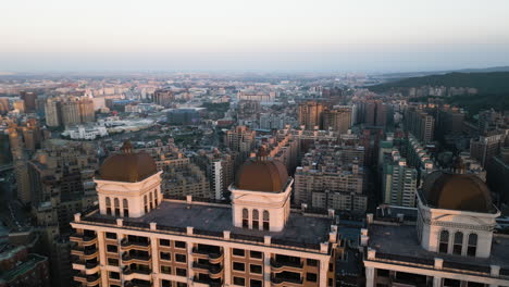 Sonnenaufgang-Zur-Goldenen-Stunde,-Licht-Breitet-Sich-über-Luzhu,-Taoyuan,-Taiwan-Aus,-Luftaufnahme