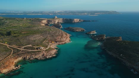 Blue-Lagoon-on-Comino-island,-Malta