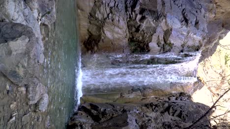 Vertikal-Ausgerichtete-Aufnahme-Des-Mesolouri-Wasserfalls-In-Grevena,-Griechenland