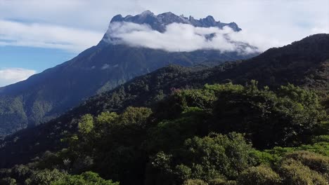 Der-Mount-Kinabalu-Park-In-Sabah,-Malaysia,-Zeigt-Die-Majestätische-Schönheit-Des-Höchsten-Gipfels-Südostasiens