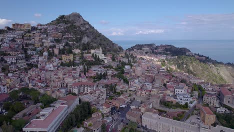 Luftaufnahme-Von-Taormina,-Sizilien,-Italien,-Mit-Dolly-Von-Hinten,-Eine-Südseite-Der-Stadt