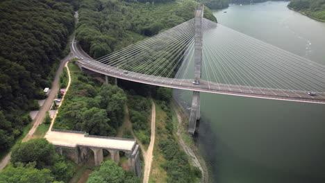 Plataforma-Rodante-Ascendente-Con-Antena-Panorámica-De-Un-Puente-Colgante-Sobre-Un-Río.