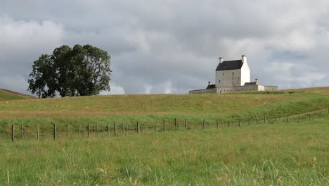 Landschaft-Mit-Weißem-Corgarff-Castle-Und-Baum-In-Schottland-An-Einem-Schönen-Sonnigen-Nachmittag