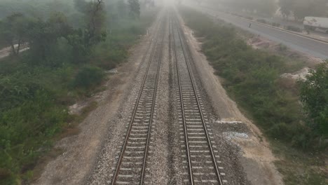 Luftaufnahme-Von-Leeren-Bahngleisen-Am-Morgen-Mit-Nebliger-Luft-In-Punjab