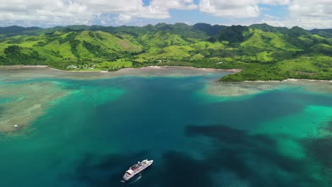 Drone-Volando-Sobre-Un-Crucero-En-Fiji-Alrededor-De-Islas-Remotas