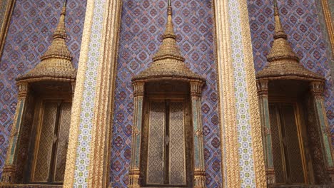 Wunderschön-Gestaltete-Und-Reich-Verzierte-Säulen-Eines-Buddhistischen-Tempels-In-Der-Altstadt-Von-Rattanakosin-In-Bangkok,-Thailand