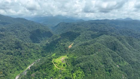 Naturaleza-Indonesia,-Montañas-Y-Colinas-De-Exuberantes-Bosques-Tropicales-Verdes