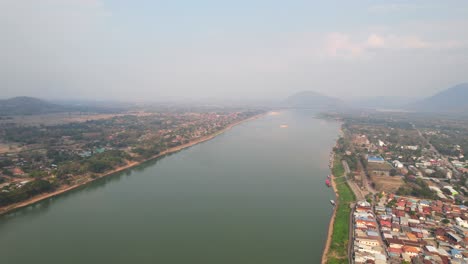 Exotische-Luftaufnahme-Eines-Nebligen-Morgens-Im-Bezirk-Chiang-Khan-Mit-Der-Mekong-Flusslandschaft-In-Thailand,-Drohne-Fliegt-Rückwärts