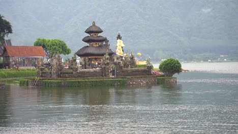 Schöne-Aussicht-Auf-Den-Ulun-Danu-Beratan-Bedugul-Tempelkomplex,-Einen-Tempel-Am-Beratan-See-Auf-Bali