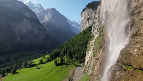 Mit-Fast-300-Metern-Höhe-Ist-Dieser-Wasserfall-Der-Höchste-Frei-Fallende-Wasserfall-Der-Schweiz