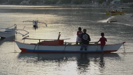 Pescador-Con-Sus-Hijos-Preparándose-Para-Ir-A-Pescar-En-Canoa-En-Filipinas