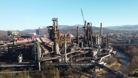 Trinec-Eisenwerk-Fabrik-Am-Fluss-Olse-In-Trinec,-Tschechische-Republik