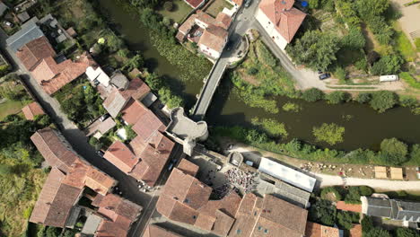 Luftaufnahme-Von-Oben-Mit-Wirbel-Des-Flusses,-Der-Durch-Die-Mittelalterliche-Stadt-Fließt