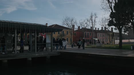 Ruhige-Ankunftsszene-Auf-Dem-Kanal-Der-Insel-Burano