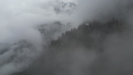 Aerials-shot-over-space-in-Klöntalersee,-Glarus-Canton,-Switzerland