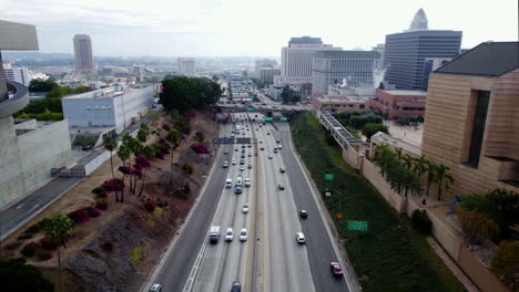 Los-Angeles,-Estados-Unidos,-Vista-Aérea-Del-Tráfico-De-La-Autopista-Us-101-A-Lo-Largo-De-Los-Edificios-Del-Centro,-Autopista-De-Hollywood