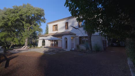 Toma-Lenta-Y-Reveladora-De-Una-Pequeña-Villa-Moderna-En-Castelnau-Le-Lez,-Francia