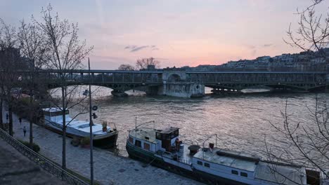 Río-Sena-Y-Puente-De-Bir-Hakeim-En-París-Al-Atardecer,-Francia