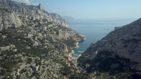 Toma-Aérea-Macizo-De-Las-Calanques,-De-Marsella,-Descripción-General-De-Las-Cimas-De-Las-Montañas,-Parque-Nacional,-Marceille-Francia