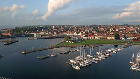 Badehafen,-Küstenstadt-Und-Yachthafen