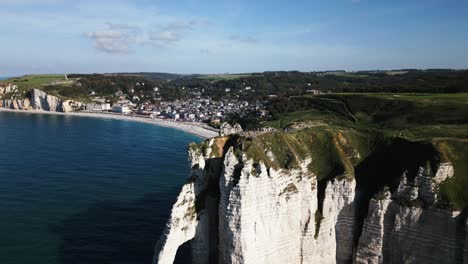 Große-Und-Schöne-Kreidefelsen-An-Der-Küste,-Kleine-Kleine-Stadt-An-Der-Küste-Zum-Meer,-Atlantik,-Drohne,-Frankreich,-Etretat