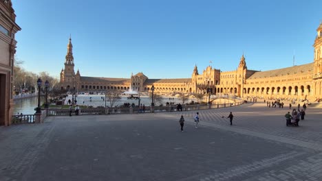 Timelapse-De-Plaza-De-España-Al-Atardecer-Con-Turistas-Caminando,-Sevilla,-España