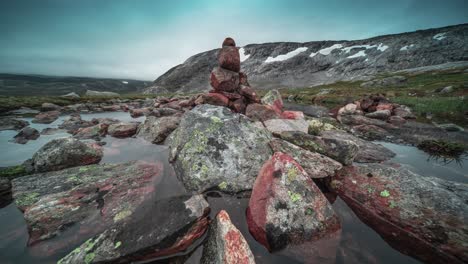 Mojones-De-Piedra-Peculiares-Se-Alzan-Sobre-Rocas-Cubiertas-De-Líquenes-Y-Están-Rodeados-De-Charcos-De-Agua-De-Deshielo.