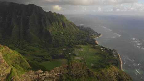 Drohne-Fliegt-Bei-Sonnenaufgang-In-Richtung-Der-Ko&#39;olau-Berge-Auf-Oahu-In-Hawaii