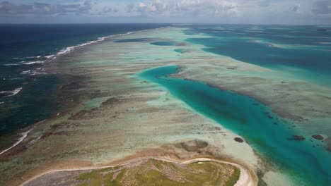 Cayo-De-Agua-In-Los-Roques-Mit-Beeindruckendem-Türkisfarbenem-Wasser-Und-Korallenriffen,-Luftaufnahme