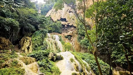 Sai-Yok-Wasserfälle-Stürzen-Die-Kalksteinfelsen-Hinab,-Umgeben-Von-üppiger-Vegetation-In-Einem-Nationalpark-In-Der-Provinz-Kanchanaburi-In-Thailand