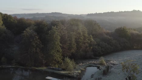 Kleiner-See-In-Ländlicher-Umgebung-An-Einem-Nebligen-Morgen,-Corrèze-In-Nouvelle-Aquitaine,-Frankreich